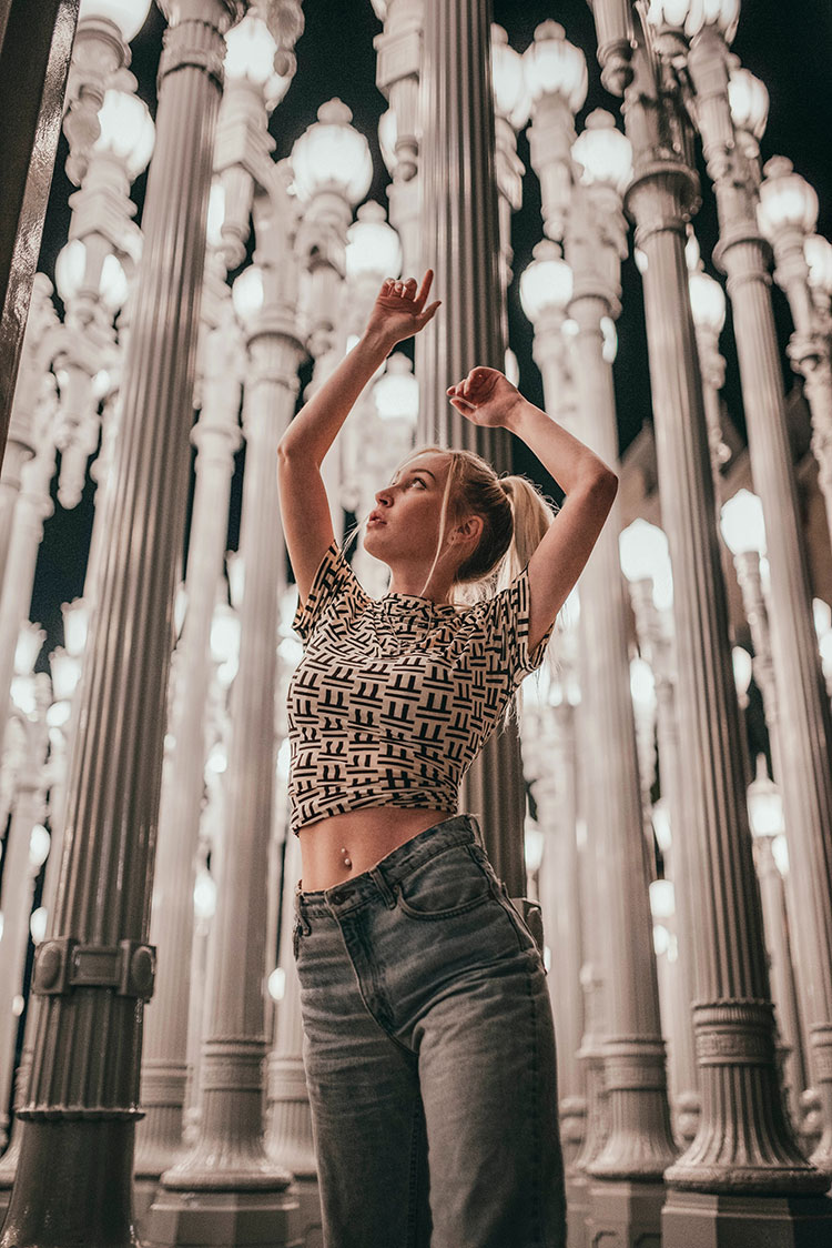 Menina nas luzes Los Angeles